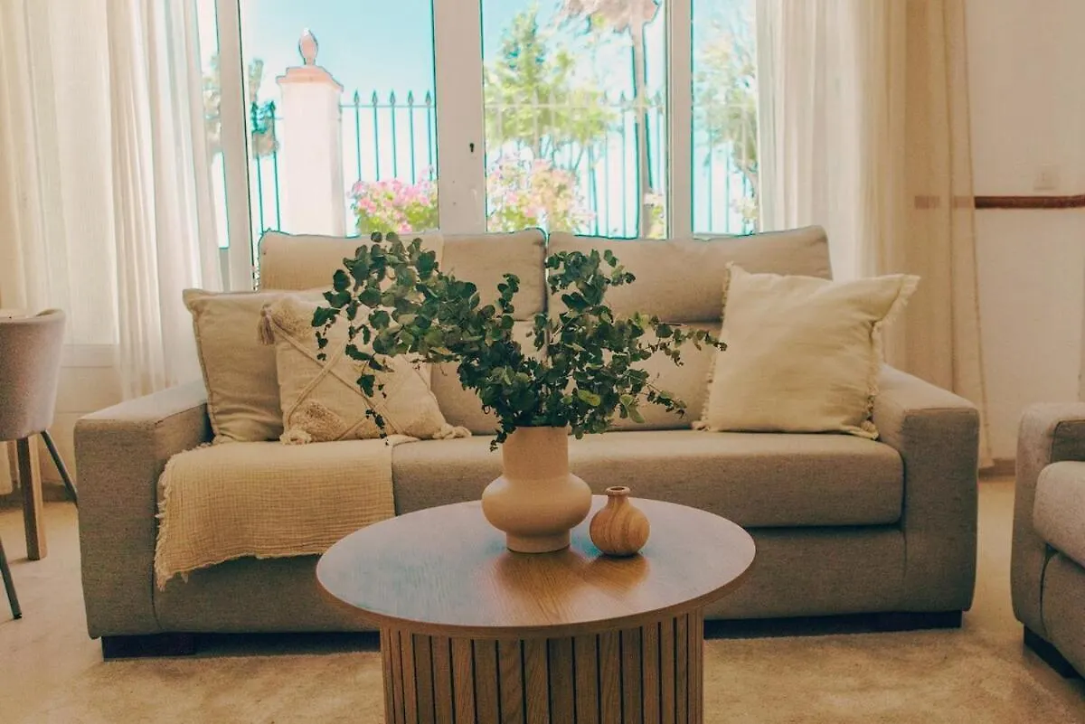 Thera Beachfront Villa - Sea Views & Free Parking 콘일데라프론테라 0*,  스페인
