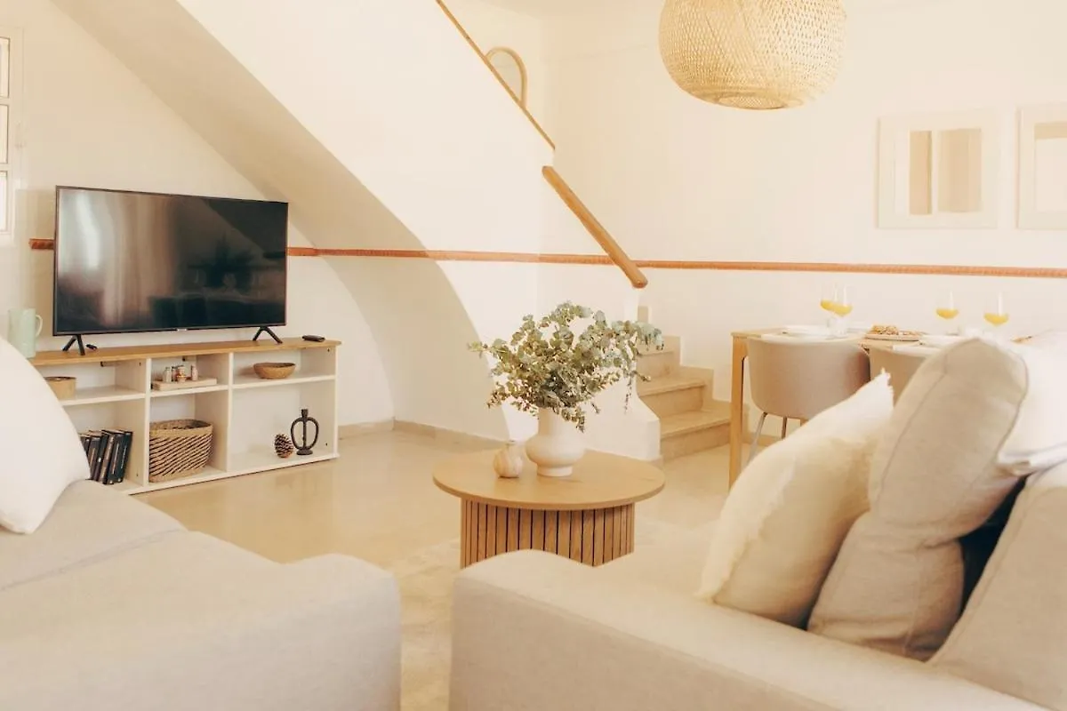 Thera Beachfront Villa - Sea Views & Free Parking 콘일데라프론테라